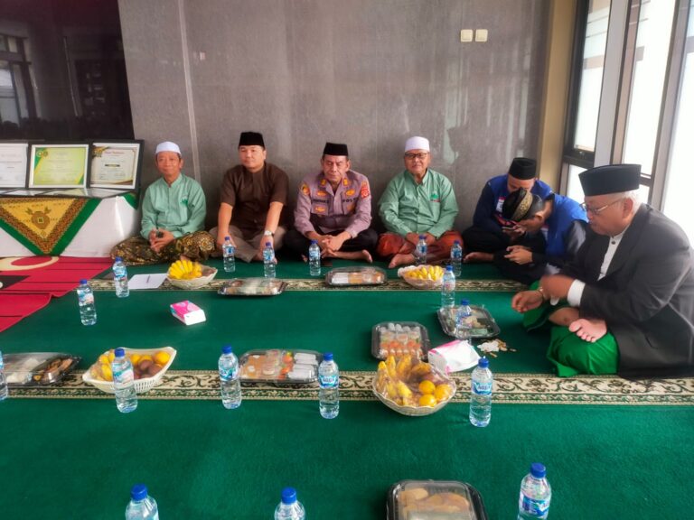 Kapolsek Cidahu AKP Amdan Saleh, S.H. Hadiri Gebyar Muharram 1448 H di Masjid Miftahussa’adah