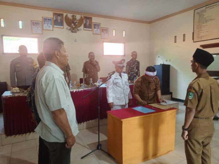 Polri Dukung Pemerintahan Desa, Bhabinkamtibmas Desa Suganangan Hadiri Pelantikan Kepala Dusun Puhun