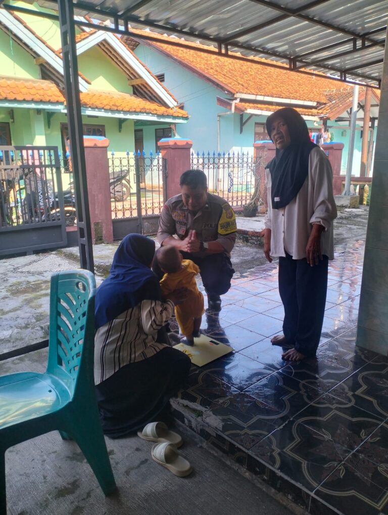 Bhabinkamtibmas Desa Kapandayan Hadiri dan Pantau Pelaksanaan Posyandu di Dusun Wage