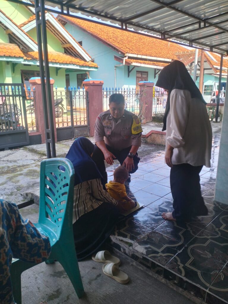 Dukung Program Kesehatan Masyarakat, Bhabinkamtibmas Desa Kapandayan Monitoring Posyandu di Dusun Wage