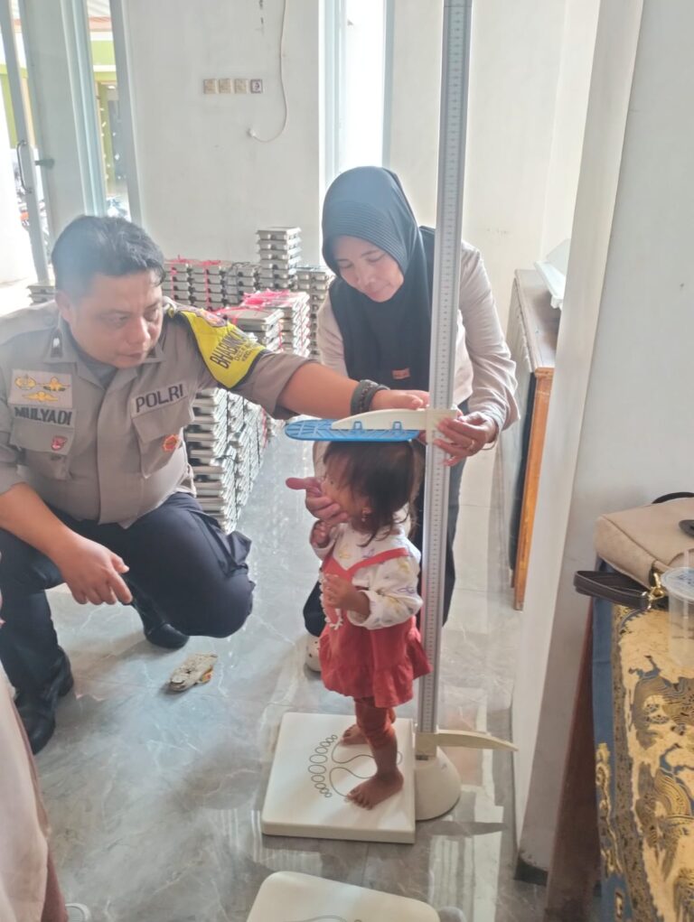 Bhabinkamtibmas Kapandayan Monitoring Pelaksanaan Posyandu di Balai Desa Kapandayan