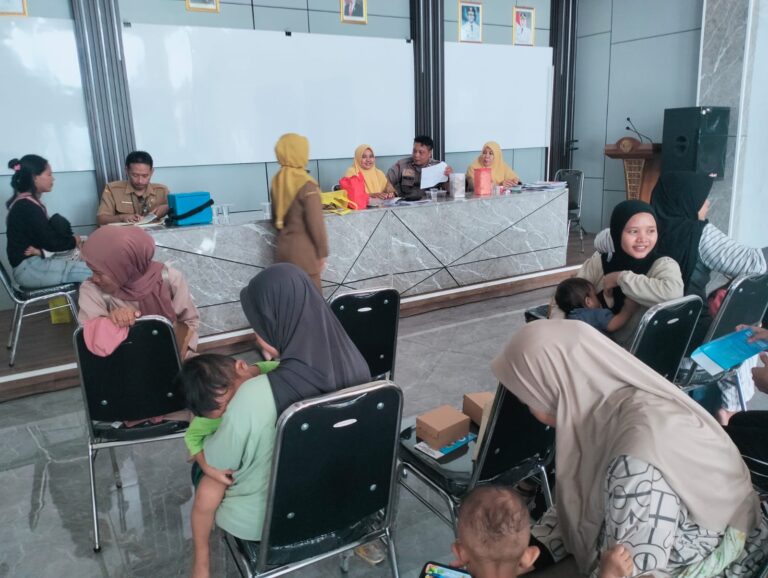 Sinergi Polri dan Tenaga Kesehatan, Bhabinkamtibmas Desa Kapandayan Monitoring Posyandu di Balai Desa Kapandayan