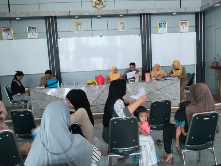 Bhabinkamtibmas Desa Kapandayan Kawal Kelancaran Kegiatan Posyandu di Balai Desa Kapandayan