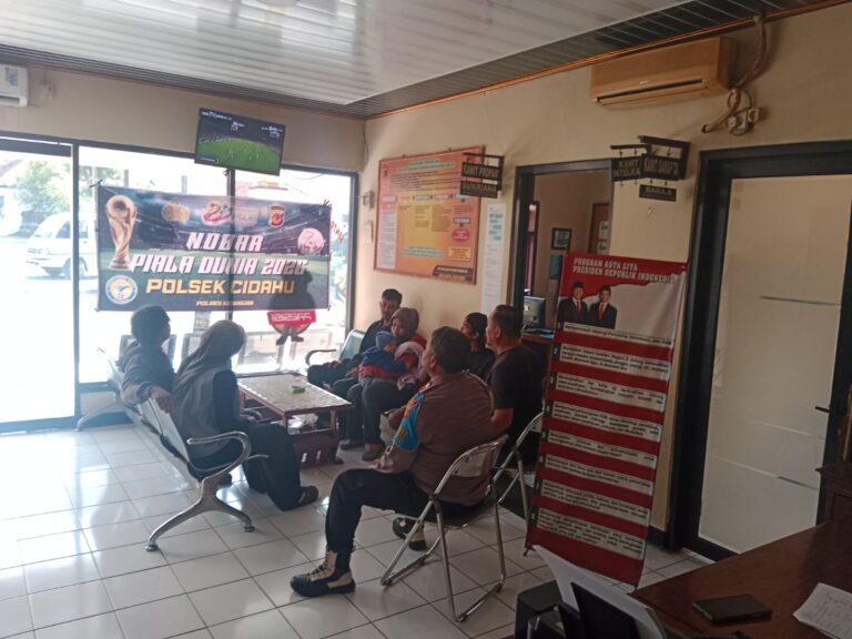 Anggota Polsek Cidahu Gelar Nobar Piala Dunia 2026 Bersama Warga