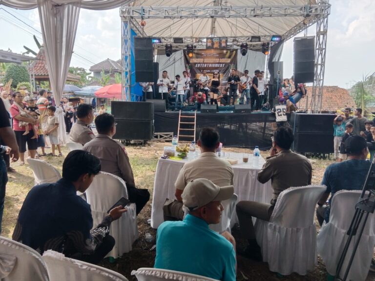 Pengamanan Hiburan Organ Dangdut, Bhabinkamtibmas Polsek Ciawigebang dan Satpol PP Kecamatan Ciawigebang Hadir Berikan Rasa Aman di Desa Cihirup