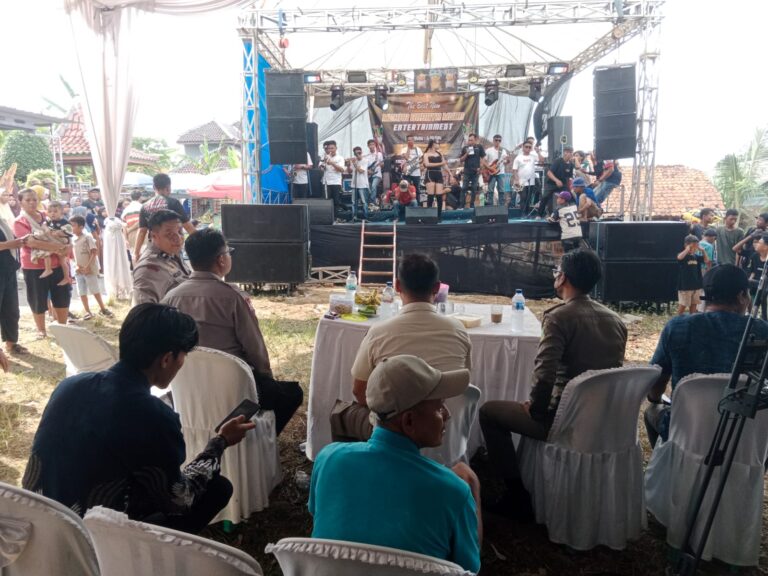 Bhabinkamtibmas Polsek Ciawigebang Bersama Satpol PP Kecamatan Ciawigebang Kawal Kelancaran Hiburan Organ Dangdut di Desa Cihirup