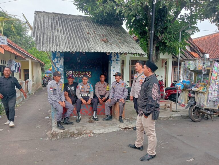 Patroli KRYD Siang Hari, Personel Polsek Ciawigebang Sambangi Linmas yang Bertugas Amankan Hajatan Warga di Desa Geresik
