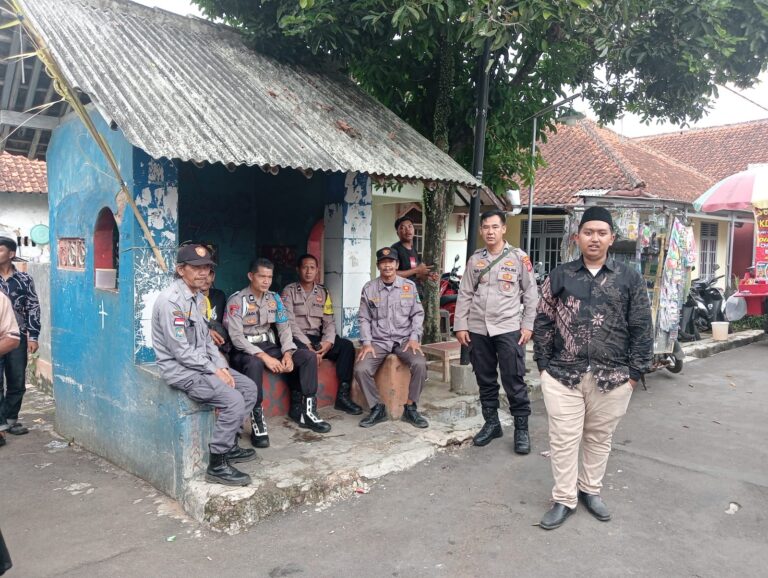 Personel Polsek Ciawigebang Sambangi Linmas yang Bertugas Amankan Hajatan Warga di Desa Geresik Saat Patroli KRYD Siang Hari