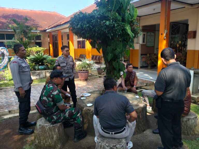 Anggota Polsek Cidahu Sambangi SMPN 1 Cidahu dan Sampaikan Himbauan Kamtibmas