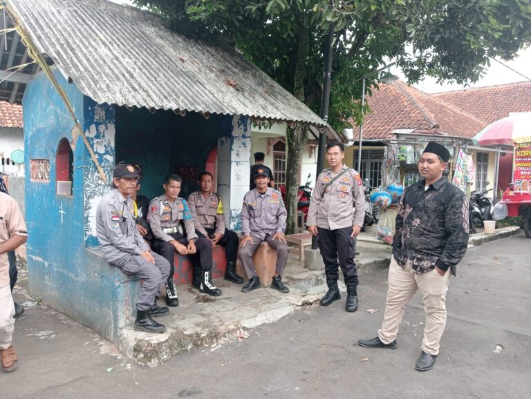Jaga Kondusivitas Wilayah, Personel Polsek Ciawigebang Monitoring Pengamanan Hajatan Warga oleh Linmas di Desa Geresik Saat Patroli KRYD Siang Hari