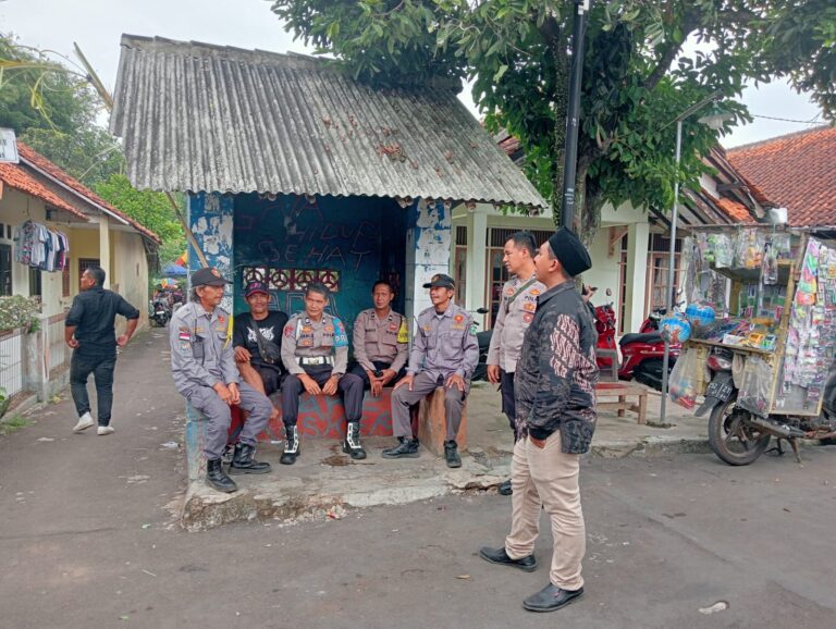 Cipta Kondisi Kamtibmas, Personel Polsek Ciawigebang Laksanakan Patroli KRYD Siang Hari dan Sambang Linmas yang Bertugas Amankan Hajatan Warga di Desa Geresik