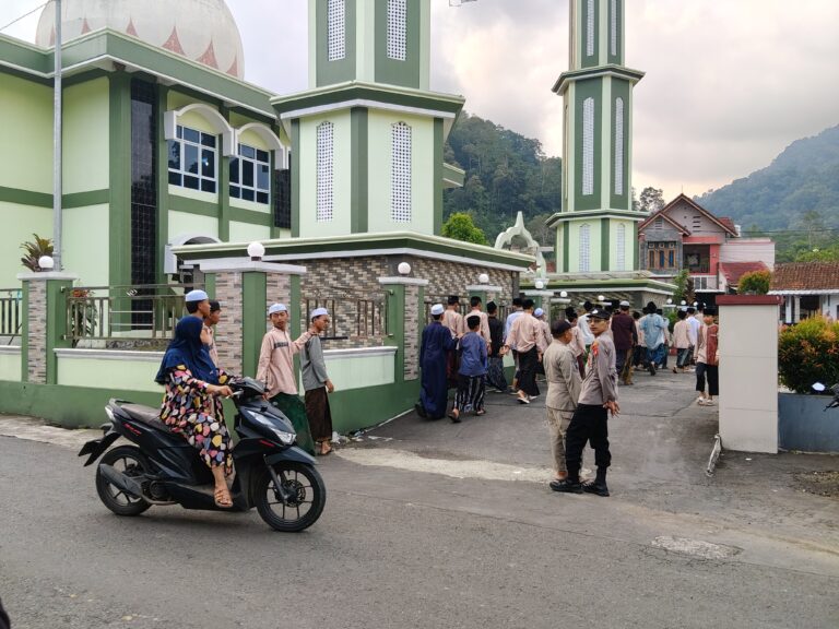 MERIAHKAN TAHUN BARU ISLAM 1 MUHARAM 1448 H DI DESA SUBANG, POLSEK SUBANG KAWAL JALANYA KEGIATAN PAWAI.