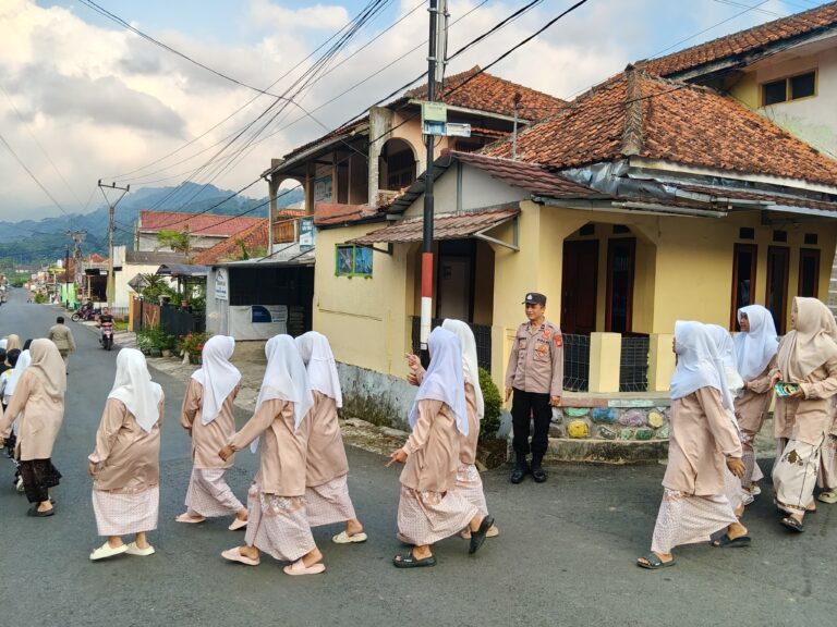 ANGGOTA POLSEK SUBANG LAKSANAKAN PENGAMANAN PAWAI TAHUN BARU ISLAM 1 MUHARAM 1448 H DI DESA SUBANG.