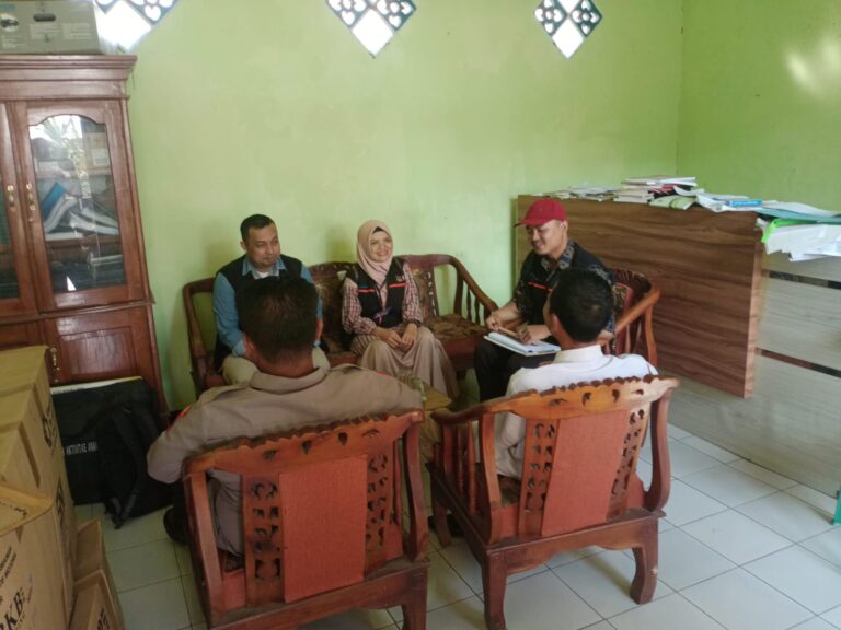 Sambang Kamtibmas, PS. Panit 1 Binmas Polsek Ciawigebang Polres Kuningan Tingkatkan Koordinasi dengan Pemdes Karamatmulya