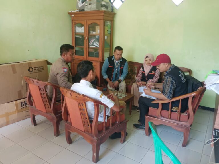 PS. Panit 1 Binmas Polsek Ciawigebang Polres Kuningan Perkuat Kemitraan dengan Pemdes Karamatmulya dalam Menjaga Keamanan Lingkungan