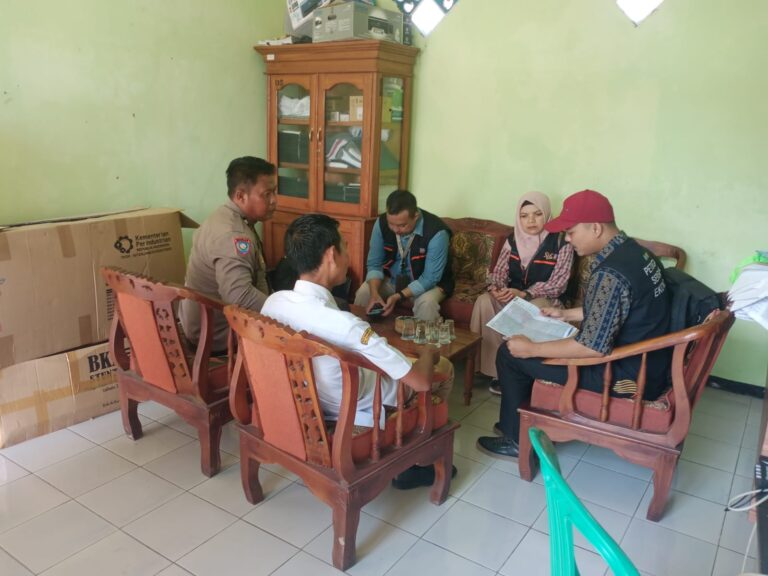 Melalui Sambang Kamtibmas, PS. Panit 1 Binmas Polsek Ciawigebang Polres Kuningan Ajak Pemdes Karamatmulya Aktif Jaga Keamanan Wilayah