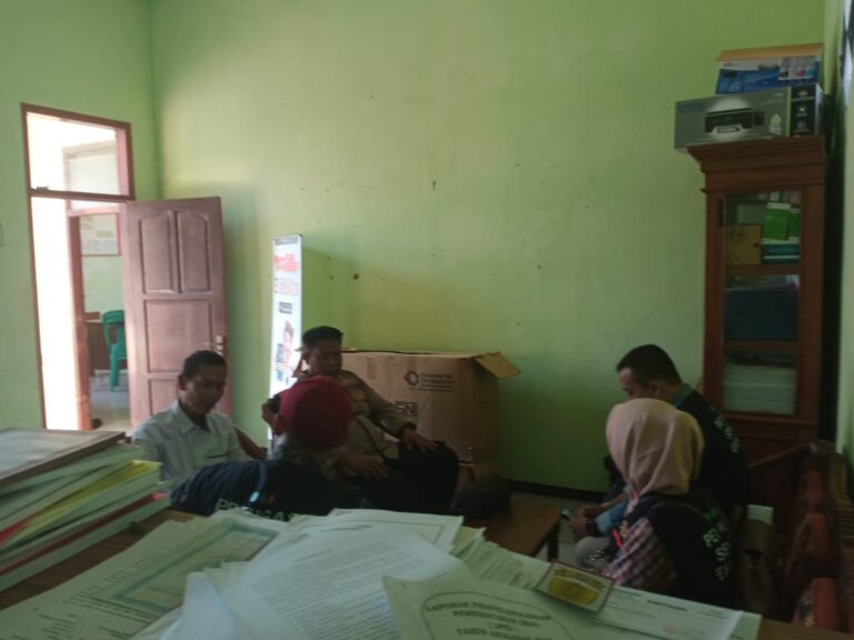 PS. Panit 1 Binmas Polsek Ciawigebang Polres Kuningan Sambangi Pemdes Karamatmulya, Perkuat Sinergi Kamtibmas