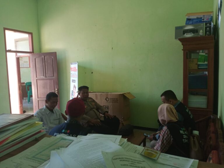 PS. Panit 1 Binmas Polsek Ciawigebang Tingkatkan Koordinasi dengan Pemdes Karamatmulya Demi Keamanan Wilayah