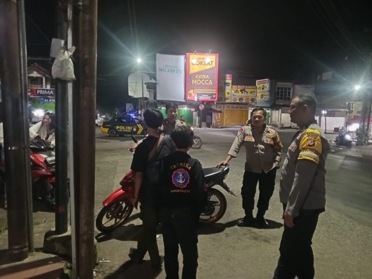 Patroli KRYD Malam Hari Jelang Tahun Baru Islam 1448 H, Bhabinkamtibmas Polsek Ciawigebang Sambangi Pasar Desa Ciputat Antisipasi Gangguan Kamtibmas