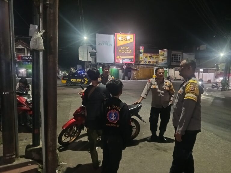 Jelang Tahun Baru Islam 1448 H, Bhabinkamtibmas Polsek Ciawigebang Intensifkan Patroli Malam Hari di Pasar Desa Ciputat