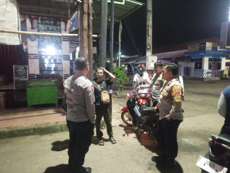 Antisipasi Gangguan Kamtibmas Jelang Tahun Baru Islam 1448 H, Bhabinkamtibmas Polsek Ciawigebang Sambangi Pasar Desa Ciputat Saat Patroli KRYD Malam Hari