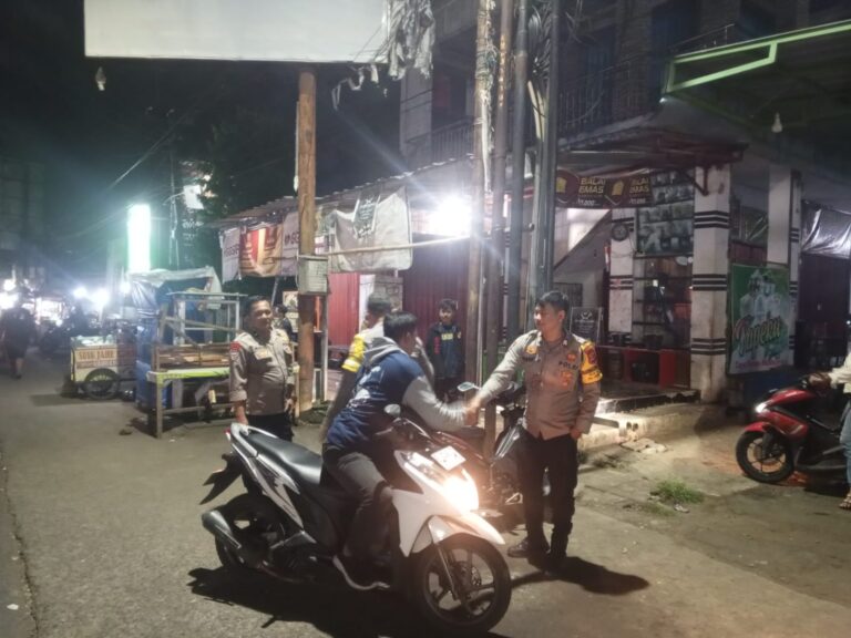 Bhabinkamtibmas Polsek Ciawigebang Gelar Patroli Malam Hari di Pasar Desa Ciputat Antisipasi Gangguan Kamtibmas Jelang Tahun Baru Islam 1448 H