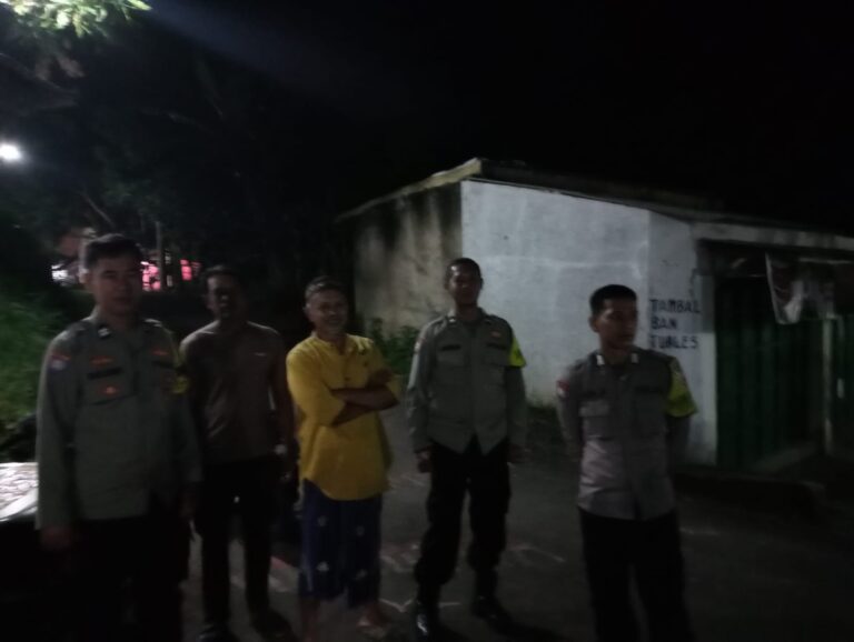 Patroli KRYD Malam Hari Jelang Tahun Baru Islam 1448 H, Bhabinkamtibmas Polsek Ciawigebang Sampaikan Imbauan Kamtibmas kepada Warga Desa Cihaur