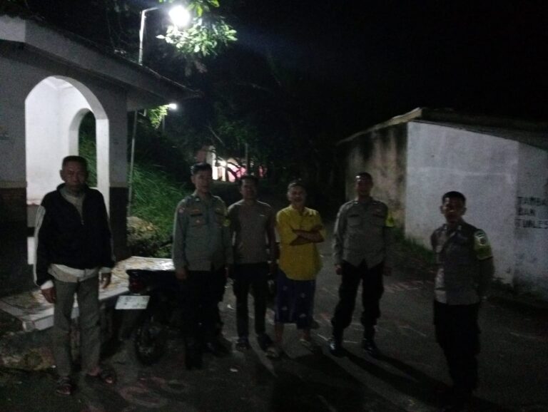 Jelang Tahun Baru Islam 1448 H, Bhabinkamtibmas Polsek Ciawigebang Intensifkan Patroli KRYD Malam Hari di Desa Cihaur