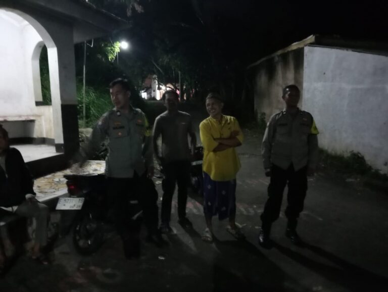 Antisipasi Gangguan Kamtibmas Jelang Tahun Baru Islam 1448 H, Bhabinkamtibmas Polsek Ciawigebang Gelar Patroli Patroli KRYD Malam Hari di Desa Cihaur