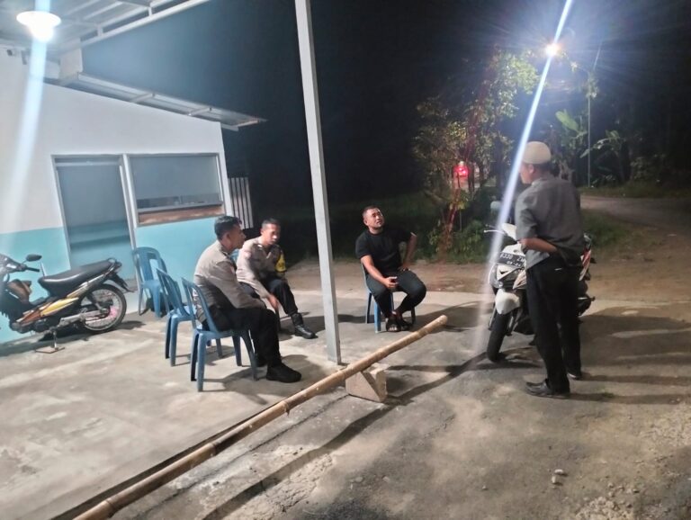 Patroli KRYD Malam Hari Jelang Tahun Baru Islam 1448 H, Bhabinkamtibmas Polsek Ciawigebang Sampaikan Imbauan Kamtibmas di Desa Cihaur