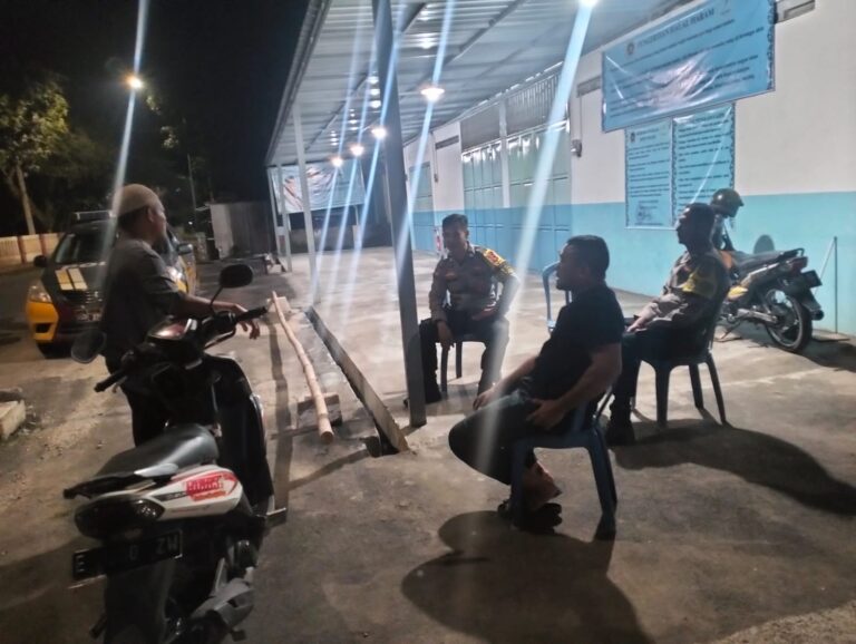 Sambangi Warga Desa Cihaur, Bhabinkamtibmas Polsek Ciawigebang Ajak Jaga Kamtibmas Jelang Tahun Baru Islam 1448 H Saat Patroli KRYD Malam Hari