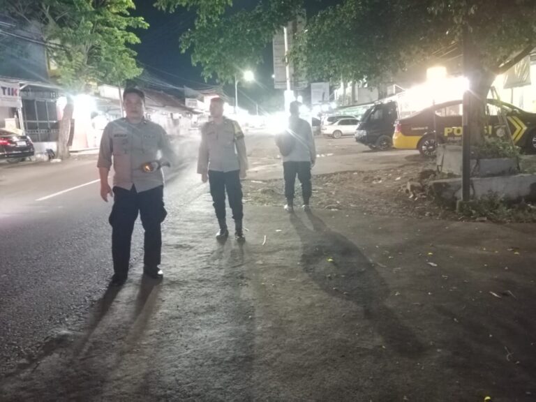 Patroli KRYD Malam Hari, Personel Polsek Ciawigebang Antisipasi Gangguan Kamtibmas Jelang Tahun Baru Islam 1448 H di Desa Ciawigebang