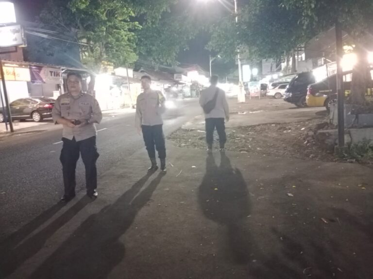 Patroli KRYD Malam Hari, Personel Polsek Ciawigebang Jaga Kondusivitas Jelang Tahun Baru Islam 1448 H di Desa Ciawigebang