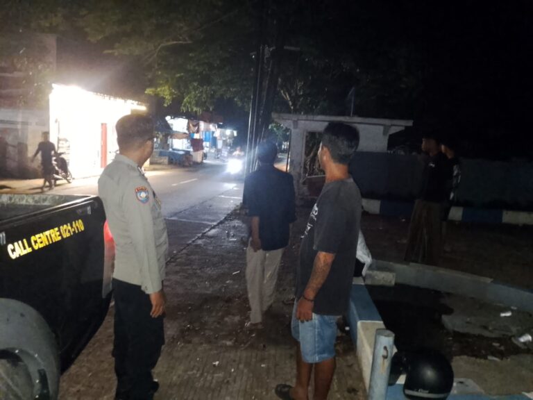 Patroli KRYD Malam Hari, Bhabinkamtibmas Polsek Ciawigebang Sampaikan Imbauan Kamtibmas Jelang Tahun Baru Islam 1448 H di Desa Pangkalan