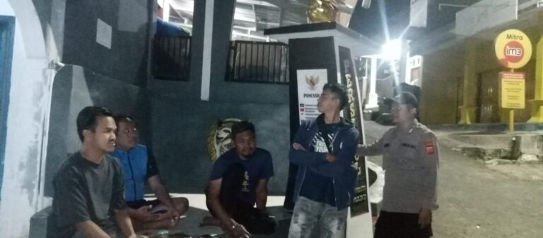 INTENSIFKAN PATROLI MALAM, ANGGOTA POLSEK SUBANG SAMBANGI WARGA GUNA ANTISIPASI C3 DAN GANGGUAN KAMTIBMAS.