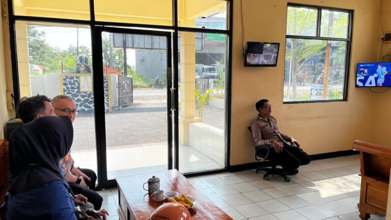 Polsek Luragung Gelar Nonton Bareng Piala Dunia 2026 Bersama Masyarakat di Mako Polsek