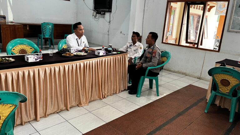 POLSEK LURAGUNG MELAKSANAKAN PATROLI MEMBERIKAN HIMBAUAN AGAR TETAP JAGA KEAMANAN