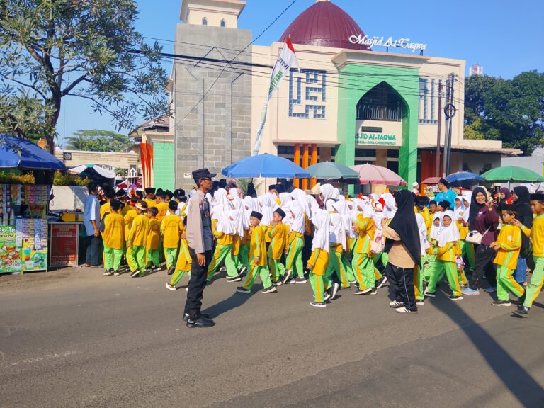 Kanit Binmas Polsek Cidahu Amankan dan Kawal Pawai Haplah Akhirussanah Ponpes Al Maqosid Al Islamiyah