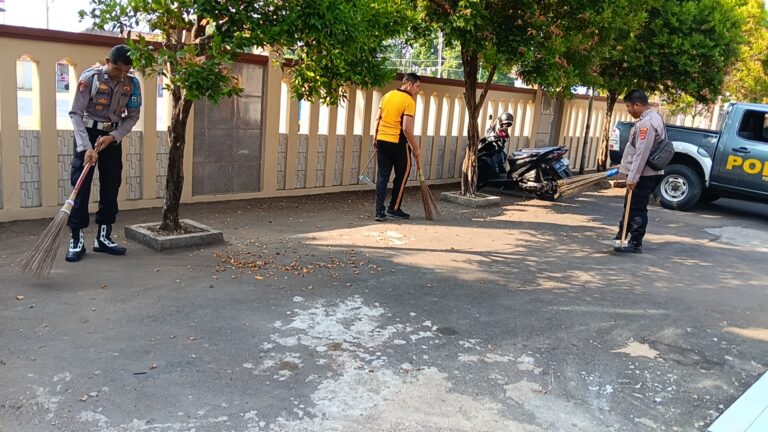 Polsek Ciawigebang Gelar Bhakti Religi Bersihkan Masjid At Taqwa Sambut HUT Bhayangkara ke-80