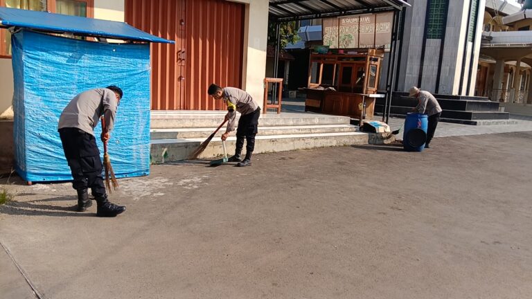 Polsek Ciawigebang Gelar Aksi Bersih-Bersih Masjid At Taqwa, Tingkatkan Kebersamaan dengan Warga