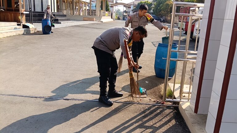 Wujud Kepedulian, Polsek Ciawigebang Bersihkan Masjid At Taqwa dalam Bhakti Religi Hari Bhayangkara ke-80