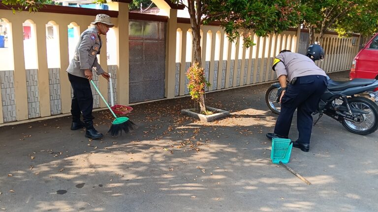 Jelang Hari Bhayangkara ke-80, Polsek Ciawigebang Gelar Aksi Bersih-Bersih Masjid At Taqwa