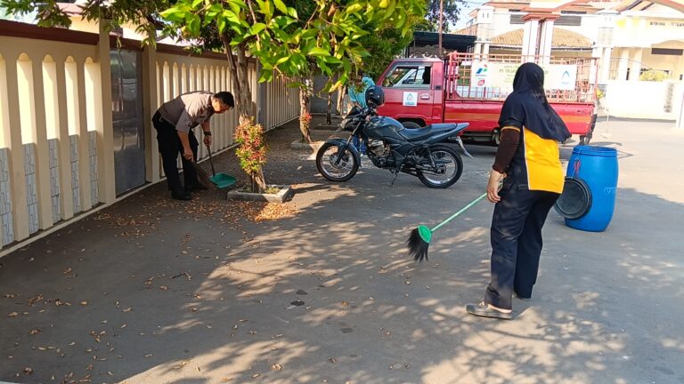 Polsek Ciawigebang Gelar Bhakti Religi, Bersihkan Masjid At Taqwa Sambut Hari Bhayangkara ke-80