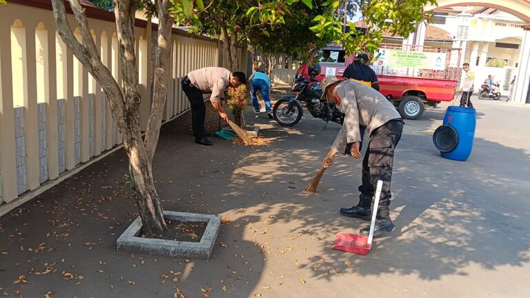 Polsek Ciawigebang Peduli Lingkungan, Laksanakan Bhakti Religi di Masjid At Taqwa