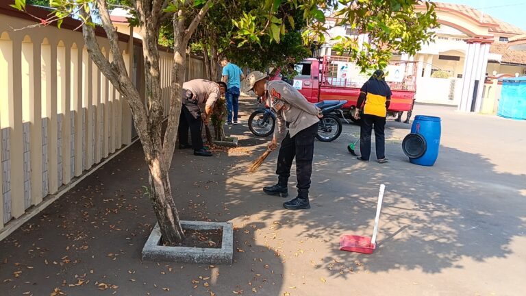 Wujud Kebersamaan, Polsek Ciawigebang Bersihkan Area Masjid At Taqwa