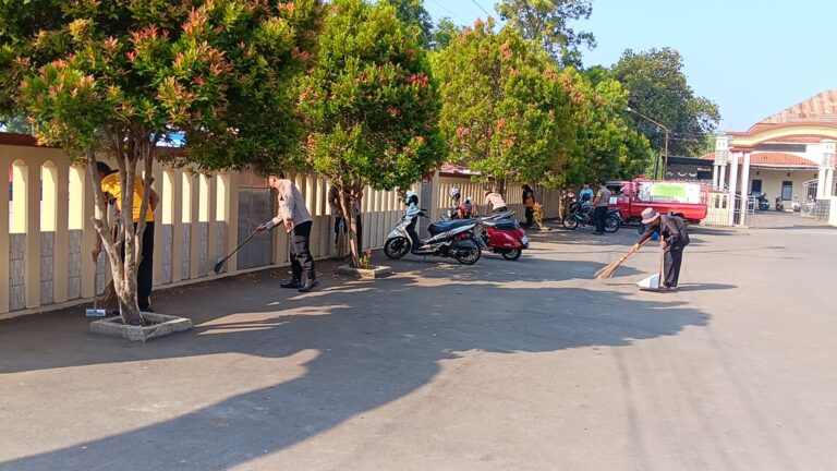 Sambut Hari Bhayangkara ke-80, Polsek Ciawigebang Bersama DKM Bersihkan Masjid At Taqwa
