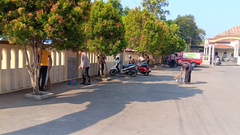 Polsek Ciawigebang dan DKM Masjid At Taqwa Bergotong Royong dalam Bhakti Religi