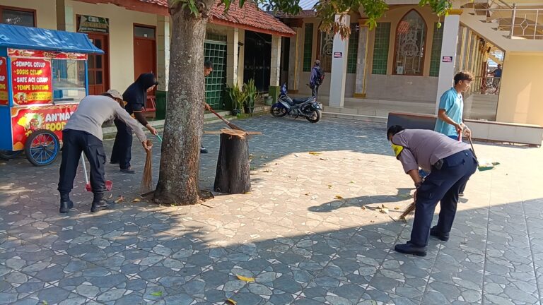 Bhakti Religi Hari Bhayangkara ke-80, Polsek Ciawigebang Polres Kuningan Bersama DKM Bersihkan Masjid At Taqwa
