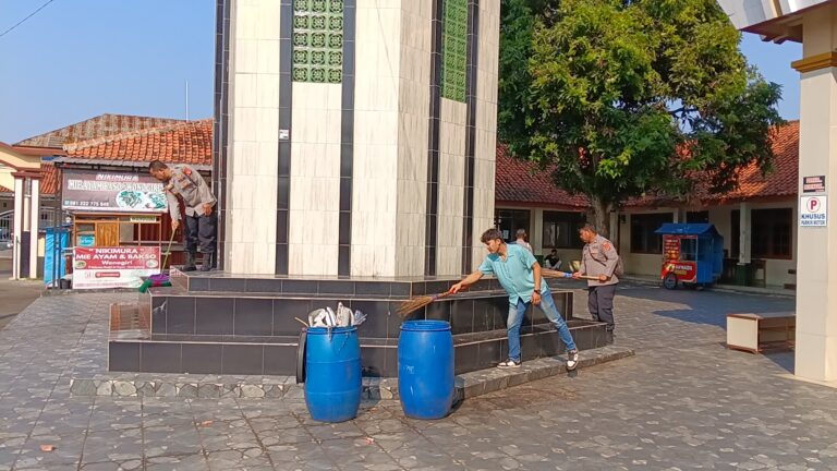 Polsek Ciawigebang Polres Kuningan Gotong Royong Bersihkan Masjid At Taqwa Dalam Rangka Hari Bhayangkara ke-80