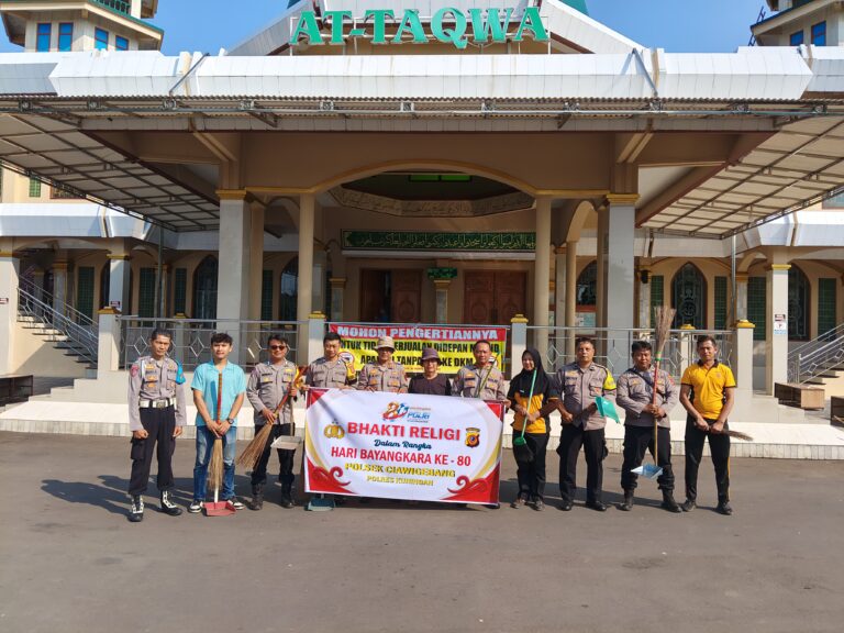 Bhakti Religi Polsek Ciawigebang Polres Kuningan, Pererat Sinergi Polri dan Masyarakat di Masjid At Taqwa Dalam Rangka Hari Bhayangkara ke-80
